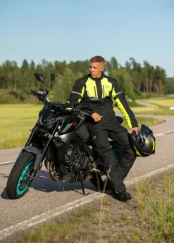 Lindstrands textiljacka Lomsen Svart/HV gul