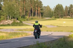 Lindstrands textiljacka Lomsen Svart/HV gul